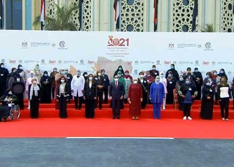 صورة تذكارية للرئيس السيسي في عيد المرأة المصرية