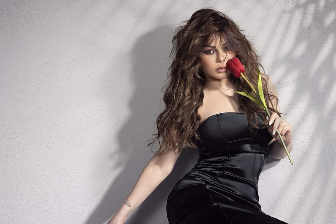 هيفاء وهبة تثير الضجة بسبب فيديو لها مع صديقتها