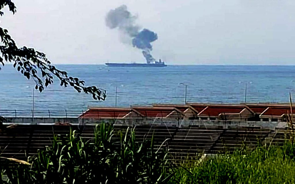 اندلاع النيران في ناقلة نفط عند الساحل السوري بسبب هجوم