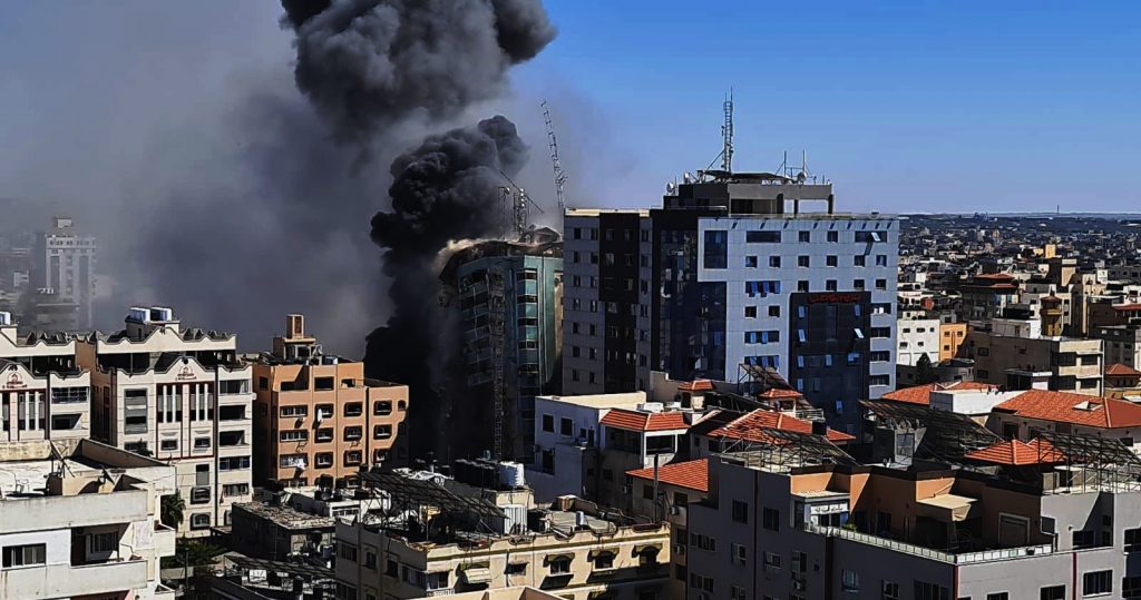 الطيران الإسرائيلي يدمر برج الجلاء في قطاع غزة .. بالفيديو