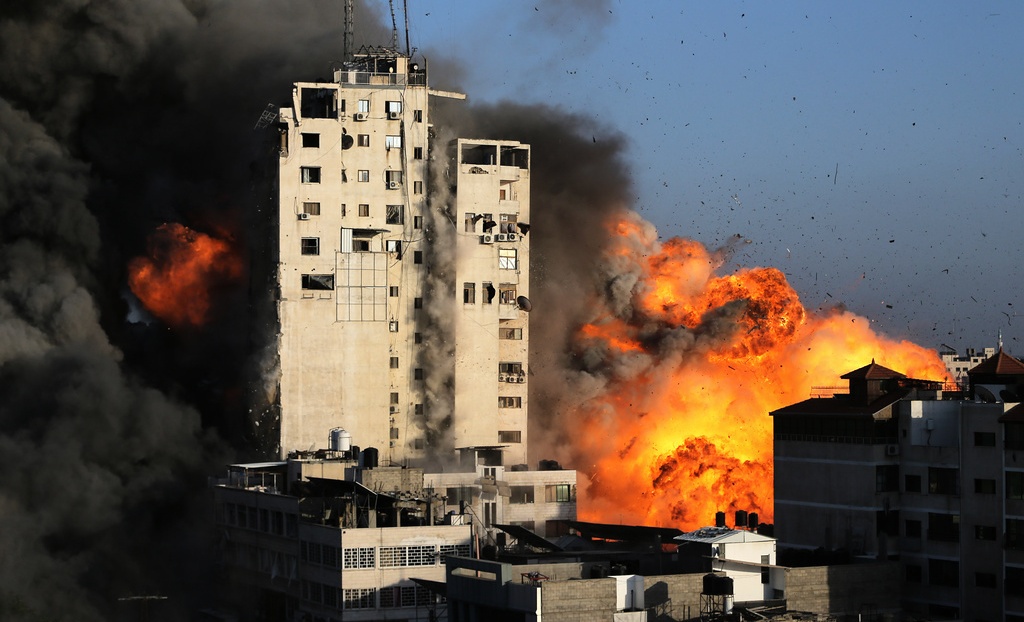 تدمير برج الشروق في غزة بقصف من الطائرات الإسرائيلية .. بالفيديو