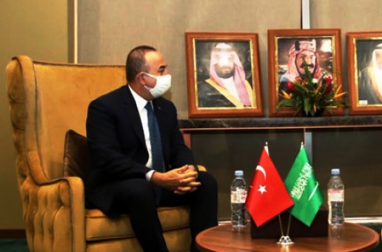 مولود جاويش أوغلو، في تشرين الثاني 2020 مع نظيره السعودي، فيصل بن فرحان آل سعود، على هامش اجتماع وزراء خارجية التعاون الإسلامي.