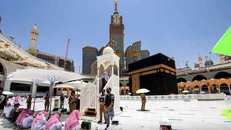 القبض على شخص حاول الصعود على منبر الحرم المكي ...فيديو