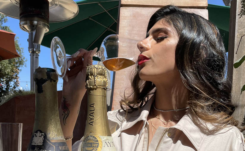 ميا خليفة تثير غضب الاسرائيليين بصورة لها مع النبيذ