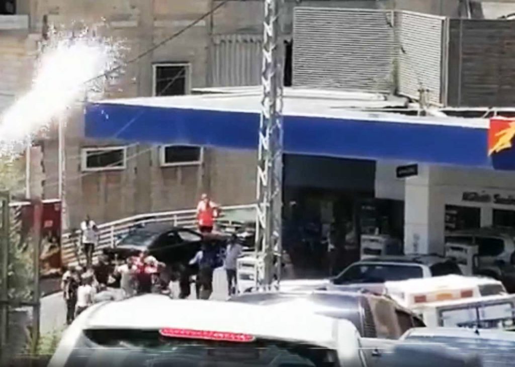 إطلاق للنار عند محطة المحروقات في لبنان بعد إشكال .. بالفيديو