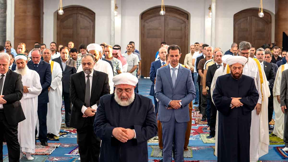 الرئيس الأسد يؤدي صلاة عيد الأضحى في حمص في جامع خالد بن الوليد