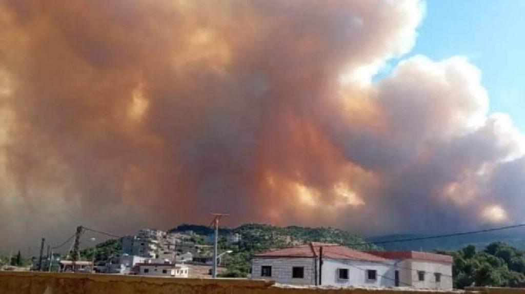 حرائق لبنان تمتد عبر الحدود إلى سوريا من قبيات عكار إلى قصير حمص