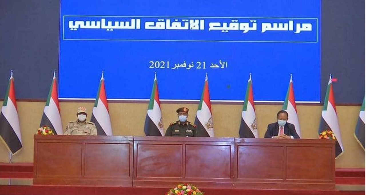 البرهان وحمدوك يوقعان اتفاق سياسي لاستكمال المرحلة الانتقالية في السودان