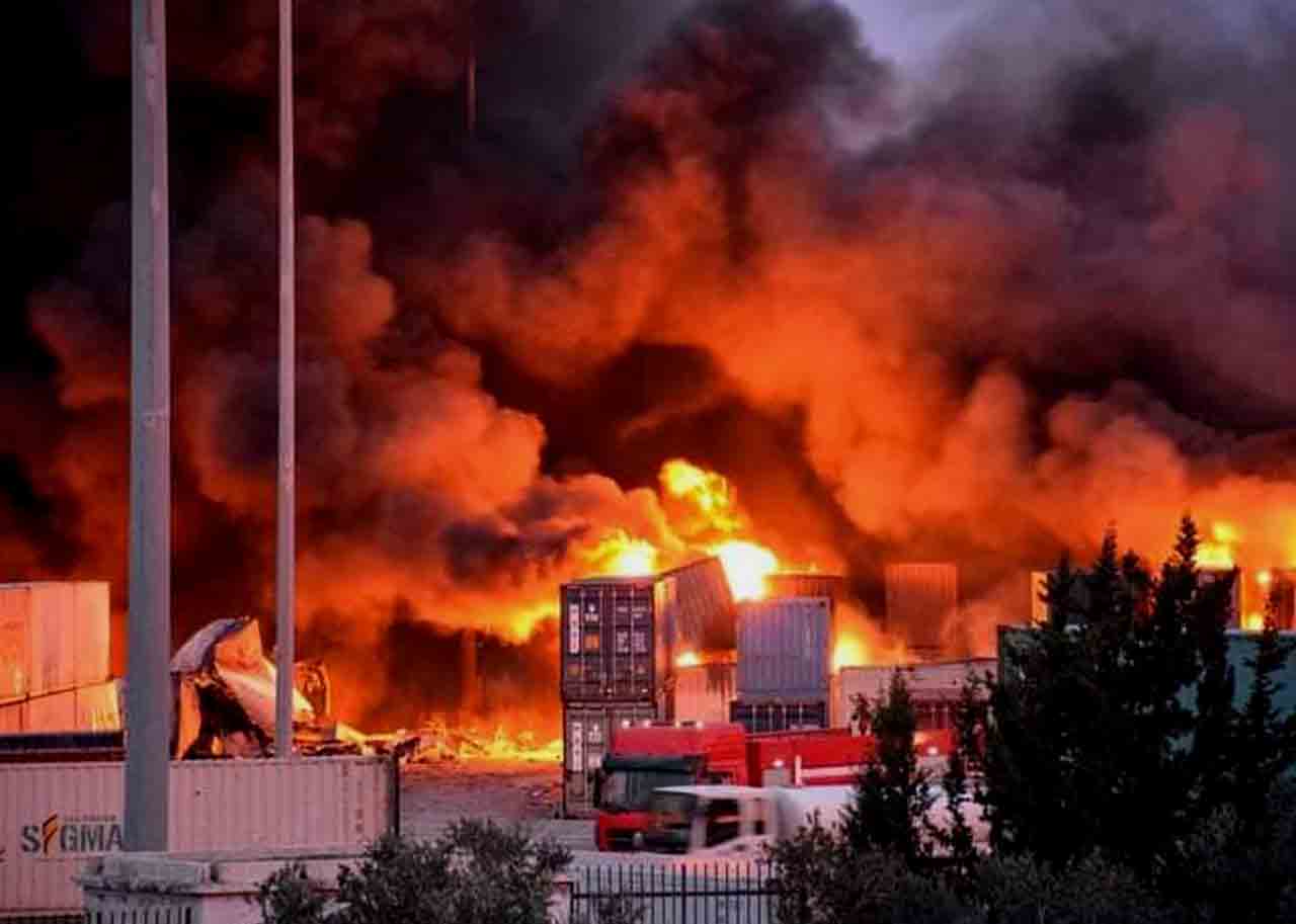 عدوان إسرائيلي يستهدف الحاويات التجارية في مرفأ اللاذقية