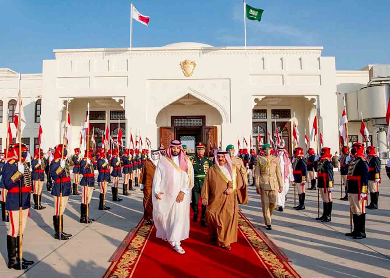 محمد بن سلمان يغادر البحرين متجهاً إلى الكويت لينهي جولته الخليجية