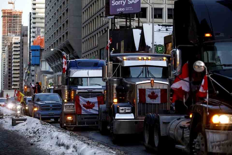 الحكومة الكندية تفعل قانون الطوارئ لتجميد حسابات المحتجين - سائقي الشاحنات