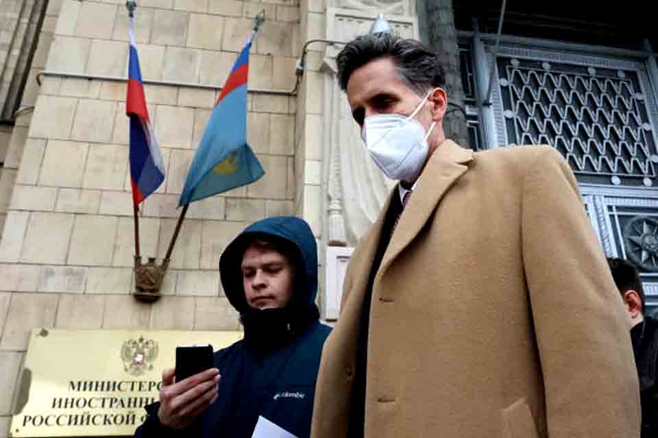 روسيا توضح سبب قرارها بطرد بارت غورمان نائب السفير الأمريكي