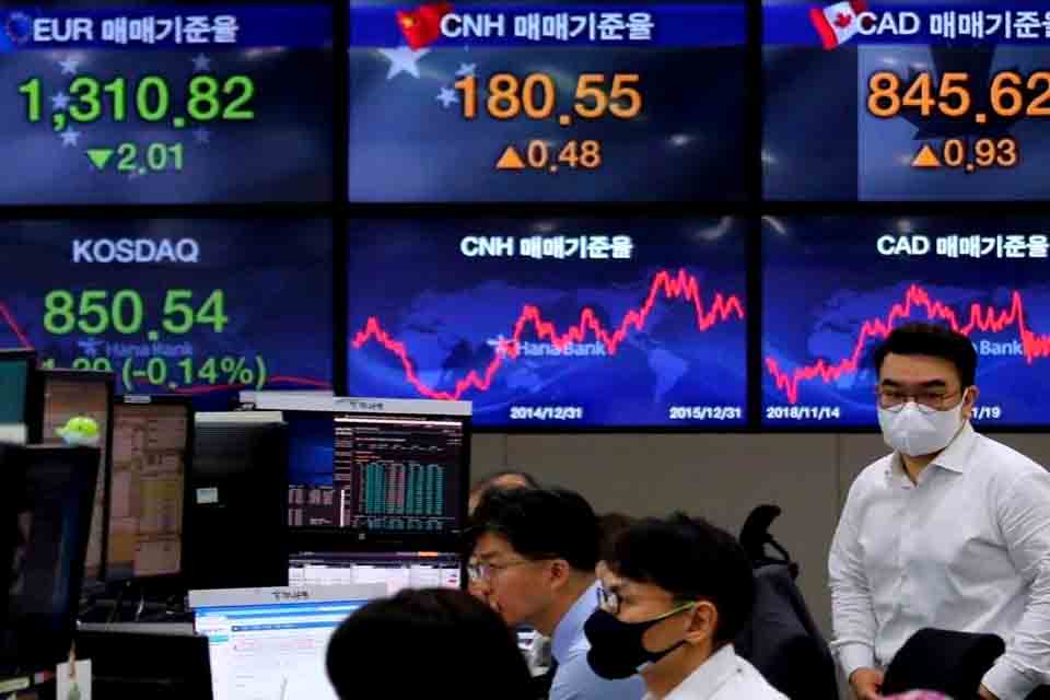 الأسهم تنخفض والنفط يتخطى 110 دولار للبرميل
